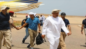 سكان: الحاكم العسكري الإماراتي يصل جزيرة سقطرى