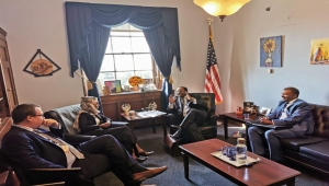 شيخ مشايخ سقطرى يلتقي عدد من أعضاء الكونجرس الأمريكي و يطالب بالتدخل للحفاظ على الدولة من المليشيات المسلحة
