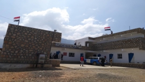 إنزال أعلام التشطير من "مركز الشامل" التابع للإمارات في سقطرى
