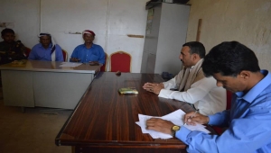 محافظ سقطرى يتفقد إدارة مكتب التربية ومكتب التجارة في المحافظة
