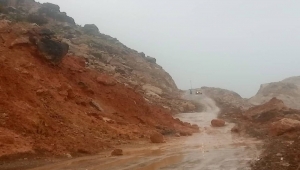 أمطار متواصلة.. انهيارات صخرية تقطع طريق حديبو- المناطق الغربية