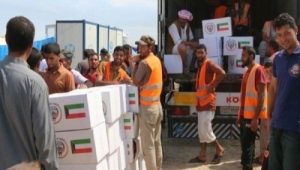 بدعم كويتي تدشين توزيع المساعدات للمتضررين من منخفض بافان في محافظة  سقطرى