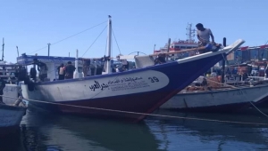 مدير أمن ميناء سقطرى يحذر حلفاء الإمارات من اقتراب ست سفن تابعة لـ"المزروعي"