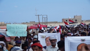 تظاهرة في سقطرى ضد الإمارات ومحاولات التمرد ودعما للحكومة الشرعية