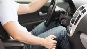 احذر 4 عادات يومية تفعلها داخل سيارتك دون الإنتباه