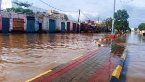 مجددا السيول تتدفق في العاصمة عدن وتتسبب بإخراج الكهرباء عن الخدمة