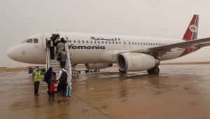 سقطرى .. وصول عدد من العالقين إلى مطار حديبو في أول رحلة لنقل المدنيين من الغيضة