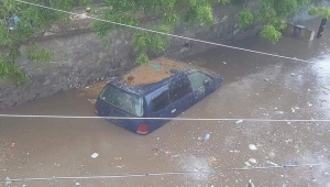أمطار غزيرة في عدن تسببت بإغلاق الشوارع وأضرار بالمباني والمركبات