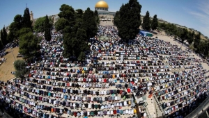 بالتهليل والتكبير...آلاف الفلسطينيين يدخلون المسجد الأقصى مجددا