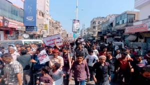 تعز.. المحتجون يواصلون تظاهراتهم تنديداً بتدهور العملة الوطنية