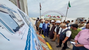 محافظ الحديدة يفتتح مجمعًا سكنيًا في الخوخة "بدعم كويتي"