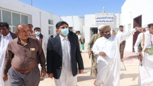 "السلطان محمد آل عفرار" يزور مستشفى الغيضة ويقدم دعمًا ماديًا للنزلاء والطواقم الطبية