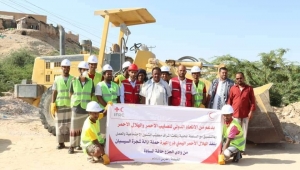 المهرة.. جمعية الهلال الأحمر اليمني تدشن حملة إزالة أشجار السيسبان بالغيضة