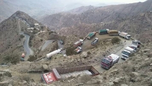 سائقو الشاحنات في طريق "عدن تعز" يطالبون بسرعة صيانة (هيجة العبد) وإيجاد طريق بديل