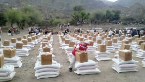 "الصليب الأحمر" توزع مواد غذائية ومنزلية لـ 322 أسرة نازحة غربي تعز