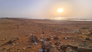 المهرة.. جمعية شباب ضبوت الخيرية تنفذ حملة تنظيف لشواطئ المنطقة