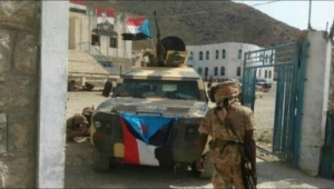 مليشيا الانتقالي يبيع أسلحة وسيارات تابعة لمعسكرات الدولة في سقطرى