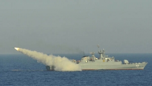 البحرية الإيرانية تعلن الاشتباك مع زوارق مجهولة في "البحر الأحمر"