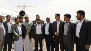 الوفد الحوثي المفاوض لفتح الطرقات يغادر مطار صنعاء متوجهًا إلى الأردن