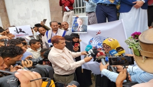 متظاهرون في تعز يرفضون دعوات تمديد الهدنة وينددون بالتواطؤ الأممي تجاه خروقات الحوثي