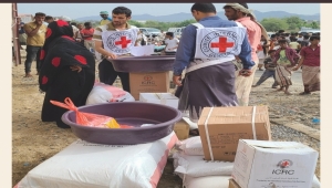 الصليب الأحمر يعلن توزيع مساعدات على 1500 أسرة متضررة من السيول في حجة