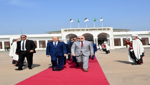 "العليمي" يغادر الجزائر بعد مشاركته في أعمال القمة العربية