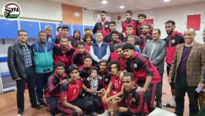 "العيسي" يمنح لاعبي المنتخب اليمني مكافأة مالية قبل خليجي25