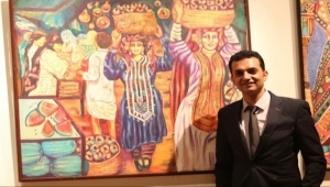 رغم مرارة تداعيات الحرب.. فنان تشكيلي يمني يسخّر حياته في سبيل التراث الشعبي