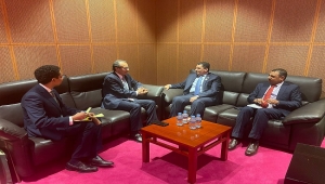 وزير الخارجية يبحث مع مسؤول أممي جهود إحياء مسار السلام في اليمن