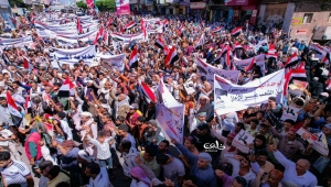 الآلاف يشاركون في مسيرة احتفائية بعيد الوحدة في تعز