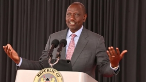 رئيس كينيا يدعو إلى التخلي عن الدولار في التجارة العالمية