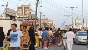 عدن.. تاجر ملابس يحرق جسده عقب منعه من البيع في شارع بالشيخ عثمان