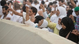 الحجاج يبدأون رمي جمرة العقبة بأول أيام عيد الأضحى