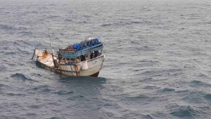 خفر السواحل الهندي يعثر على قارب "تائه" جرفته الرياح من قبالة ميناء سقطرى