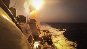 أنباء عن استهداف مدمرة أميركية وسفينتين إسرائيليتين بالبحر الأحمر
