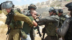 الاحتلال يعتقل العشرات من الفلسطينيين في الضفة الغربية