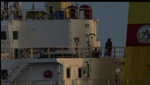 البحرية الهندية تعترض سفينة مخطوفة وتطالب القراصنة الصوماليين بالاستسلام