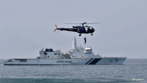 البحرية الهندية تعترض سفينة مخطوفة وتطالب القراصنة الصوماليين بالاستسلام