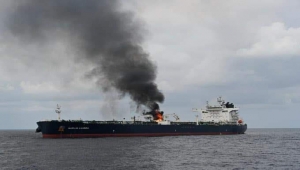 هيئة بريطانية تعلن عن إصابة سفينة بقذيفة غربي المخا