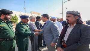 رئيس الحكومة يصل حضرموت في أول زيارة للمحافظة منذ توليه رئاسة الوزراء 