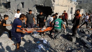 عشرات الشهداء والجرحى في غارات إسرائيلية على وسط وجنوب قطاع غزة