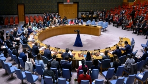 امتنعت الصين ورسيا.. مجلس الأمن يعتمد قرارا يطالب بوقف الحوثيين لجميع الهجمات على السفن