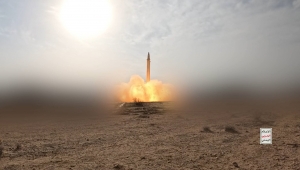 الحوثيون يبثون مشاهد إطلاق صاروخ باليستي نحو سفينة إسرائيلية