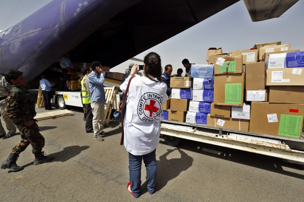 عمال إغاثة الأمم المتحدة وقادة حوثيون يثّرون أنفسهم من مساعدات اليمنيين