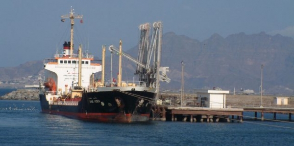 محافظ حضرموت يمنع الحكومة من تصدير النفط لحين تنفيذ مطالب المحافظة
