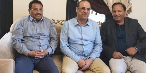 “سلطنة عمان” تجدد دعمها للحكومة الشرعية خلال زيارة مسؤولين يمنيين