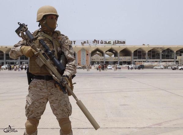حلفاء الإمارات يقتحمون مطار عدن ويرفضون قوات يمنية دربتها السعودية