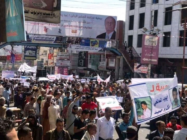 مسيرة حاشدة بتعز تطالب بإقالة المحافظ وتعلن تضامنها مع جرحى الجيش وعمال النظافة