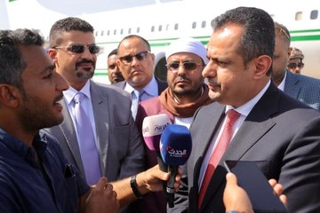 أول تصريح لرئيس الحكومة عقب وصوله مطار عدن