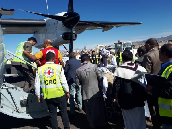 الصليب الأحمر: إعادة 128 أسيراً حوثيا من السعودية إلى اليمن